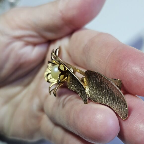 Vintage Lady Ellen Gold Tone Faux Pearl Textured Floral Leafy Hair Clip - Picture 2 of 11